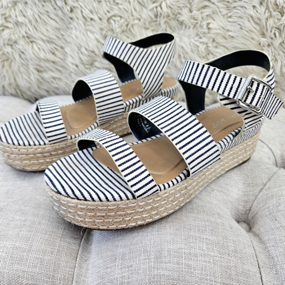 Bamboo Infinity-19 Espadrille Pin Stripped Sandal in Navy Blue Size 8.5